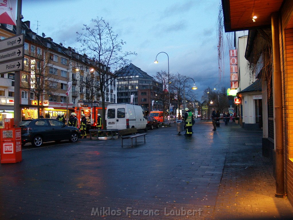 Sturm 3 Geruest droht auf die Strasse zu stuerzen Koeln Kalk Kalker Hauptstr   P057.JPG